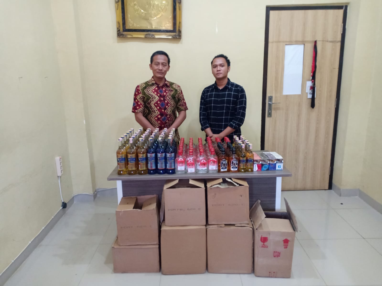 Sebanyak enam dus minuman keras dan 36 bungkus rokok tanpa cukai disita aparat kepolisian, di salah satu toko milik warga di Desa Karang Anyar, Kecamatan Sikap Dalam, Kabupaten Empat Lawang.