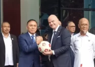 PSSI dan Presiden FIFA Main Bola Bareng