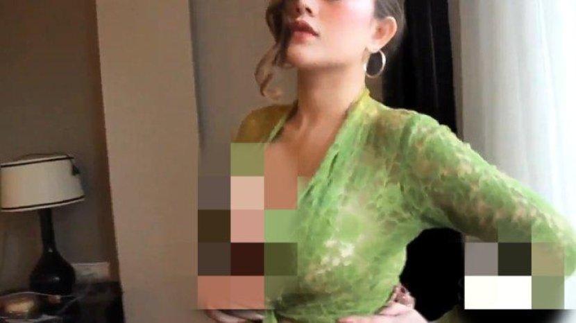 Link full video wanita kebaya hijau masih viral di Twitter. Hingga saat ini, banyak netizen ingin men-download link video viral itu.